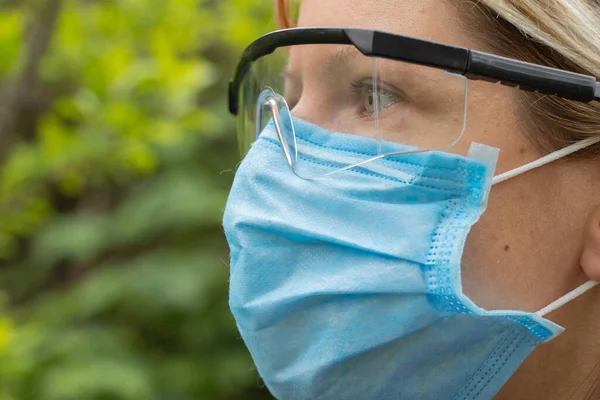 Niña Con Máscara Médica Gafas Calle Cerca Durante Una Pandemia —  Fotos de Stock