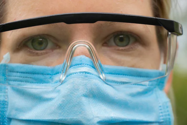 Niña Con Máscara Médica Gafas Calle Cerca Durante Una Pandemia —  Fotos de Stock