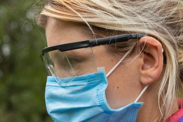 Niña Con Máscara Médica Gafas Calle Cerca Durante Una Pandemia —  Fotos de Stock