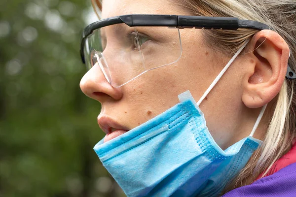 Niña Con Máscara Médica Gafas Calle Cerca Durante Una Pandemia —  Fotos de Stock