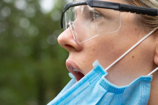 Niña Con Máscara Médica Gafas Calle Cerca Durante Una Pandemia —  Fotos de Stock