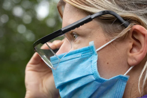 Niña Con Máscara Médica Gafas Calle Cerca Durante Una Pandemia —  Fotos de Stock