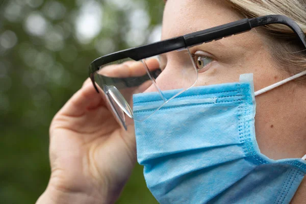 Niña Con Máscara Médica Gafas Calle Cerca Durante Una Pandemia —  Fotos de Stock