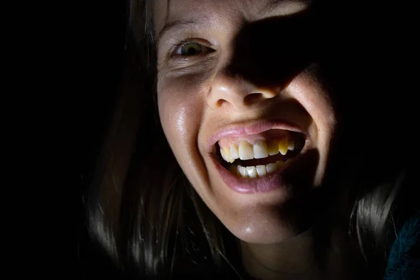 Ein Weibliches Gesicht Dunkeln Beleuchtet Von Einer Laterne — Stockfoto