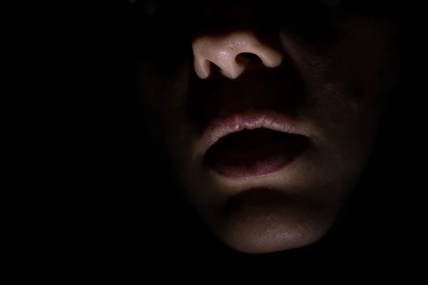 Visage Féminin Dans Obscurité Illuminé Par Une Lanterne — Photo