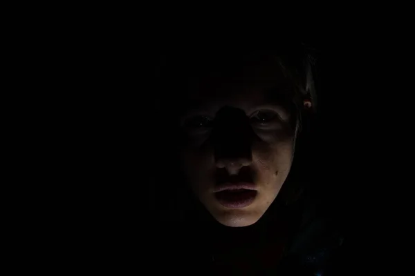 Ένα Γυναικείο Πρόσωπο Στο Σκοτάδι Φωτισμένο Από Ένα Φανάρι — Φωτογραφία Αρχείου