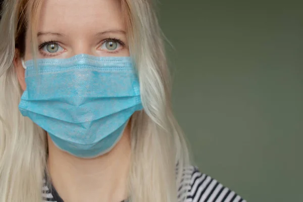 Una Giovane Donna Ucraina Con Una Maschera Medica Sul Viso — Foto Stock