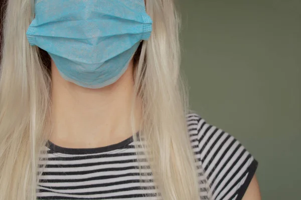Seorang Wanita Ukraina Muda Bertopeng Medis Wajahnya Selama Pandemi Karantina — Stok Foto