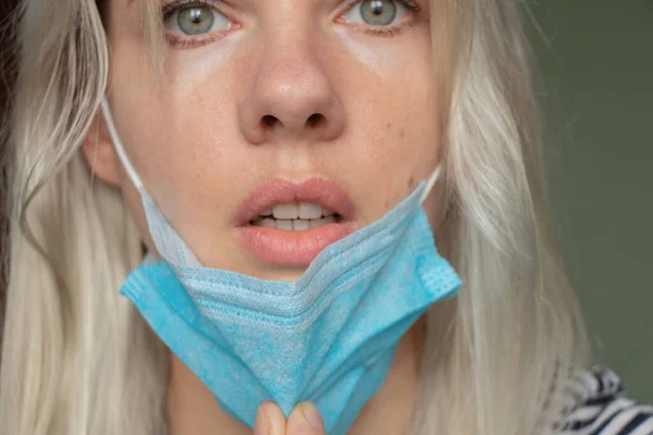 Młodej Ukraińskiej Kobiety Masce Medycznej Twarzy Podczas Pandemii Kwarantanny 2020 — Zdjęcie stockowe