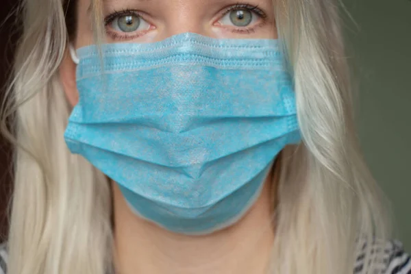 在2020年国内检疫大流行期间 一名戴着医疗面罩的年轻乌克兰妇女 — 图库照片