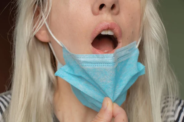 Una Giovane Donna Ucraina Con Una Maschera Medica Sul Viso — Foto Stock