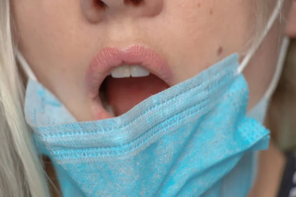 Una Joven Ucraniana Con Una Máscara Médica Cara Durante Pandemia — Foto de Stock