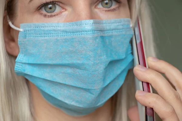 Uma Jovem Ucraniana Uma Máscara Médica Seu Rosto Durante Uma — Fotografia de Stock