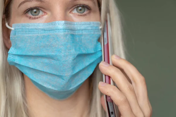 Una Giovane Donna Ucraina Con Una Maschera Medica Sul Viso — Foto Stock