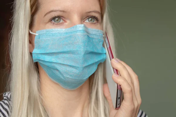 Una Giovane Donna Ucraina Con Una Maschera Medica Sul Viso — Foto Stock