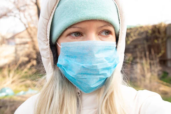 Niña Ropa Invierno Una Máscara Médica Calle Día Soleado —  Fotos de Stock