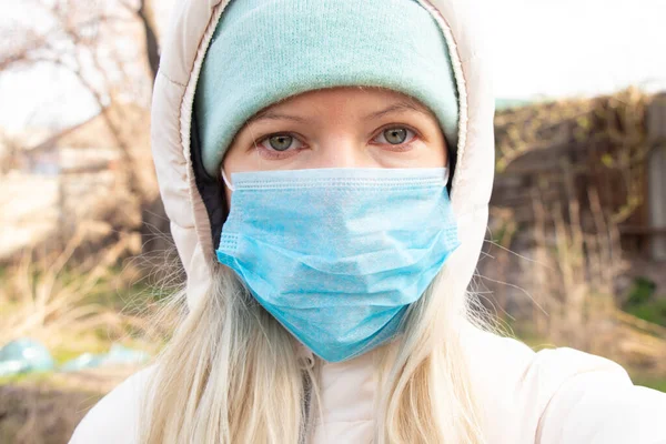 Niña Ropa Invierno Una Máscara Médica Calle Día Soleado — Foto de Stock