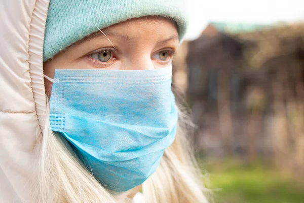 Niña Ropa Invierno Una Máscara Médica Calle Día Soleado —  Fotos de Stock