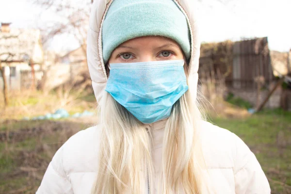 Giovane Ragazza Abiti Invernali Una Maschera Medica Strada Una Giornata — Foto Stock