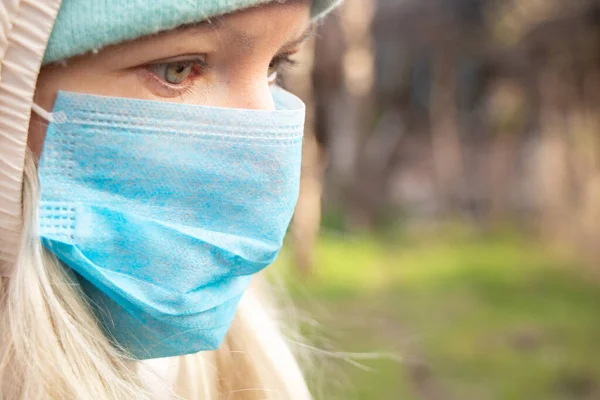 Niña Ropa Invierno Una Máscara Médica Calle Día Soleado — Foto de Stock