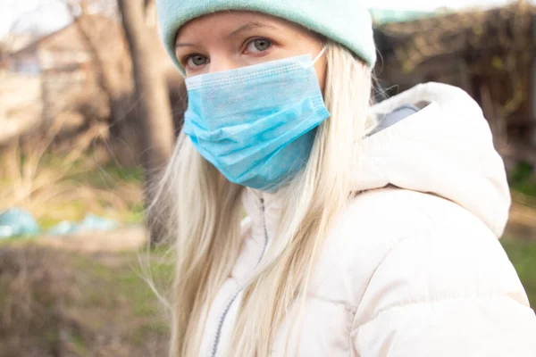 Niña Ropa Invierno Una Máscara Médica Calle Día Soleado —  Fotos de Stock