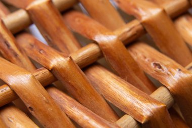 İzole bir arkaplanda bir sepet ağaç dalı makrosu