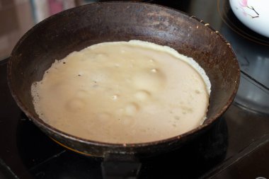 Tavada kızartılmış ev yapımı krep