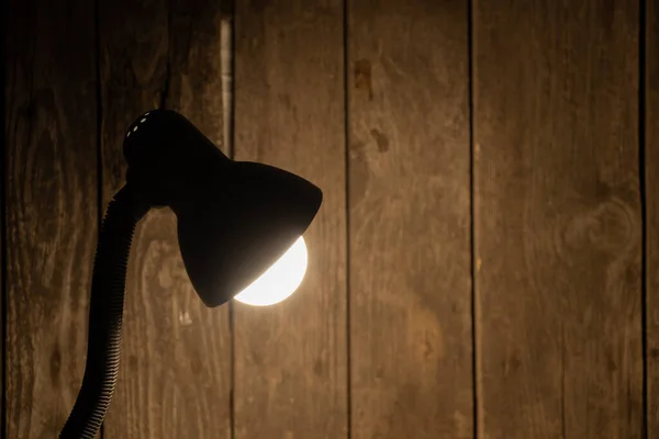 Настольная Лампа Включена Темной Комнате Столе Освещает — стоковое фото