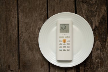 Isı için ısı kipi olan beyaz klima uzaktan kumandası