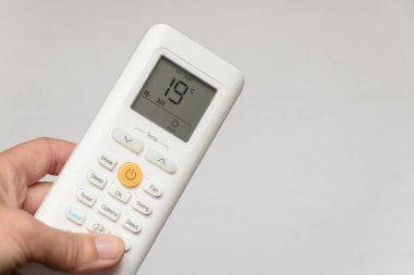Isı için ısı kipi olan beyaz klima uzaktan kumandası