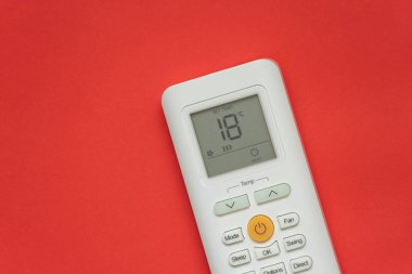 Isı için ısı kipi olan beyaz klima uzaktan kumandası