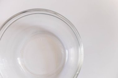 İzole edilmiş bir arkaplanda boş bir tabak