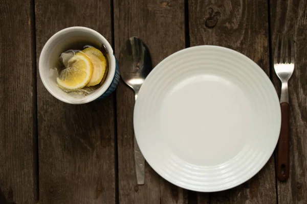 Plato Blanco Limpio Vacío Taza Con Mesa Madera — Foto de Stock