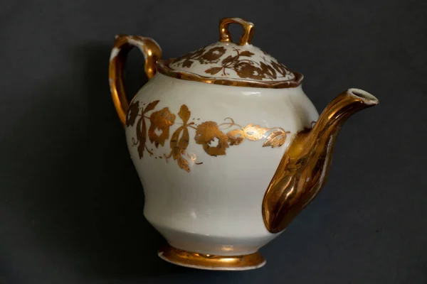 Alte Teekanne Aus Porzellan Auf Dunklem Hintergrund — Stockfoto