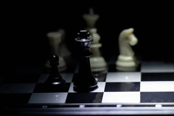 Šachové Figurky Šachovnici Tmavé Místnosti Osvětlené Lucernou — Stock fotografie