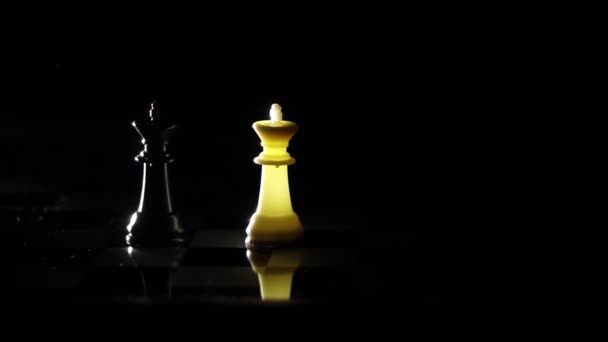 Шахматные Фигуры Шахматной Доске Темной Комнате Освещенной Фонарем — стоковое видео