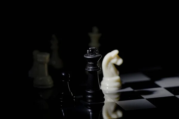 Шахматные Фигуры Шахматной Доске Темной Комнате Освещенной Фонарем — стоковое фото