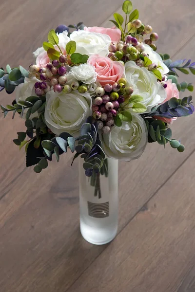 Een boeket van kunstmatige bloemen in een vaas, decor 6 — Stockfoto