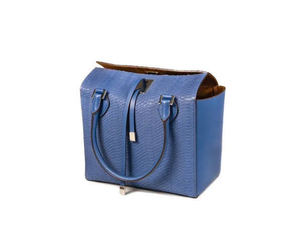 Голубая женская сумка из кожи питона с ручками и кожаными ремешками, вид справа. Изолировать — стоковое фото