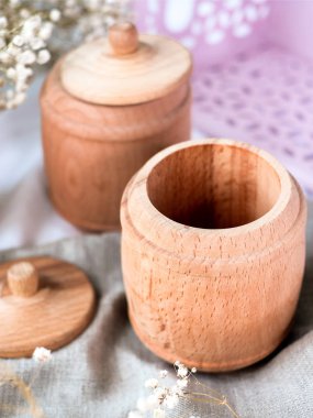 Tahta tabaklar hafif arka planda tahıl depolamak için fıçı şeklinde.