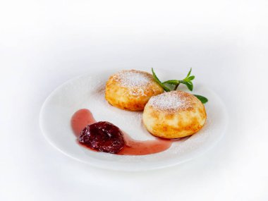 Çilek reçelli peynirli kekler. Nane yapraklarıyla süslenmiş.