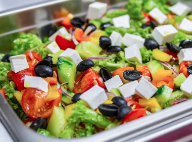 Büyük metal bir kapta Yunan salatası