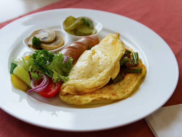 Desayuno abundante - tortilla con judías verdes estofadas, salchichas, champiñones y verduras frescas y en escabeche — Foto de Stock