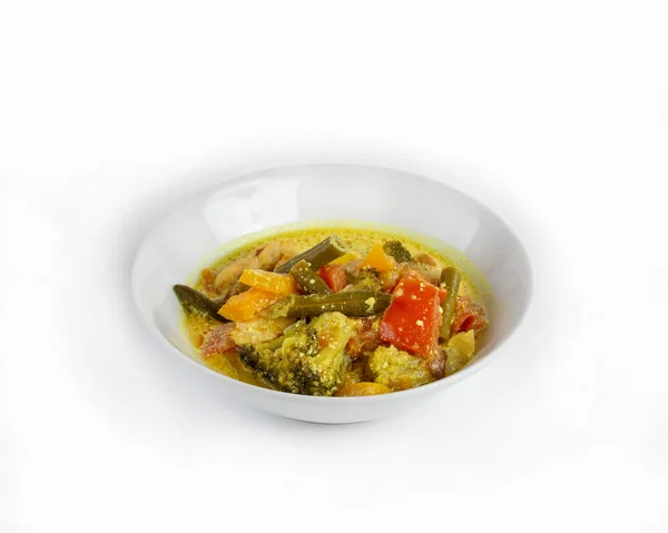 Zuppa spessa con pollo e verdure su sfondo bianco — Foto Stock
