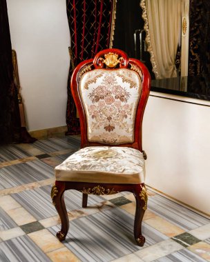 Ticaret odasının ortasındaki barok sandalye, dikey.