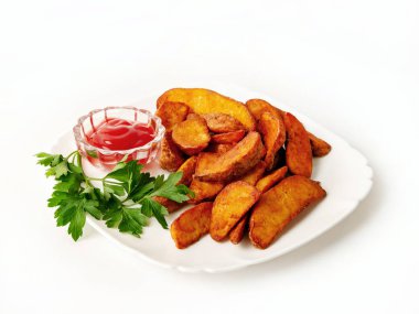 Beyaz arka planda maydanoz ve domates soslu bir tabak patates.