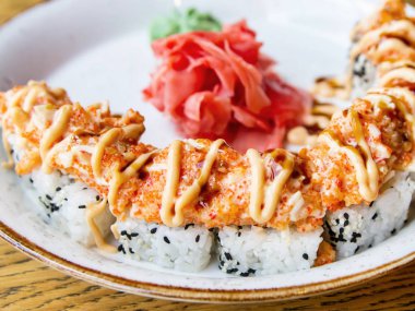 Zencefil ve wasabi turşulu bir tabakta tobiko havyarlı japon dürümleri.