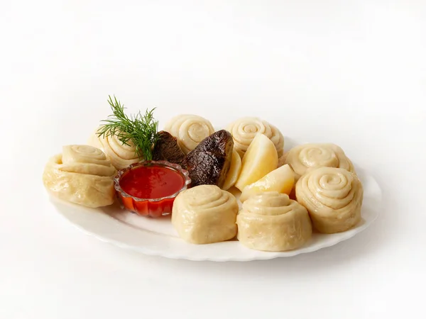 Puff khinkal with beef and tomato sauce, side view on a white background — Stock Photo, Image