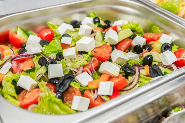 Griechischer Salat Edelstahlschüssel Großaufnahme Bistromenü Gehacktes Gemüse Und Käse Appetitlich — Stockfoto