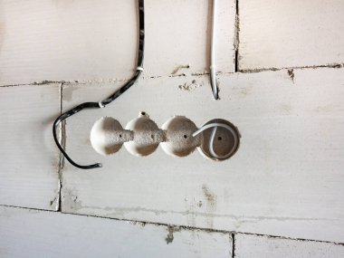 Havalandırılmış beton bloklardan oluşan duvarlarda elektrik prizleri ya da anahtarlar monte etmek için aralıklar oluşturulur. Onarım, kurulum, kablolama